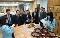 Delegates visit School of Chinese Medicine